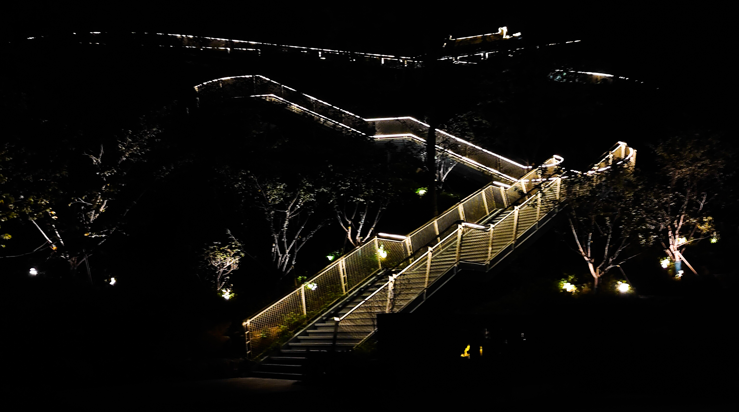 夜晚的观音门公园